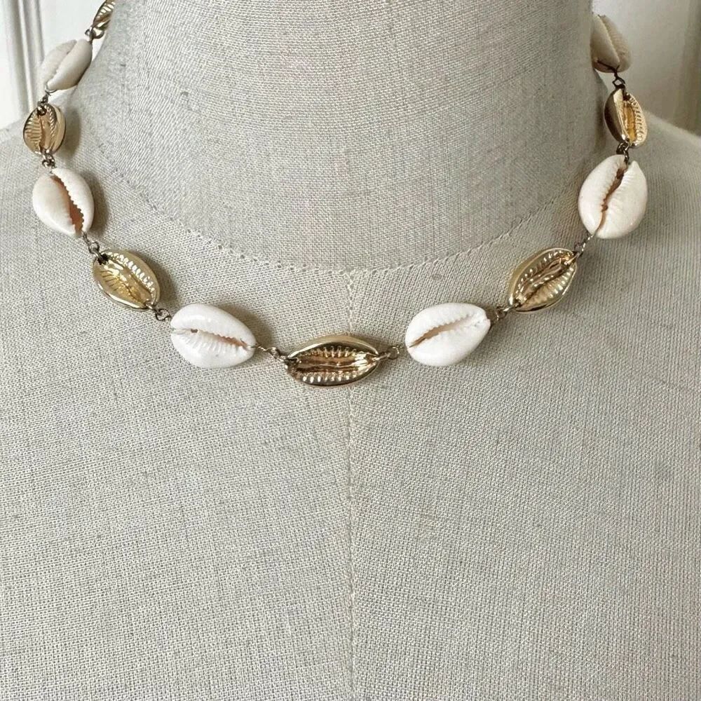 Gold tone seashell choker necklace